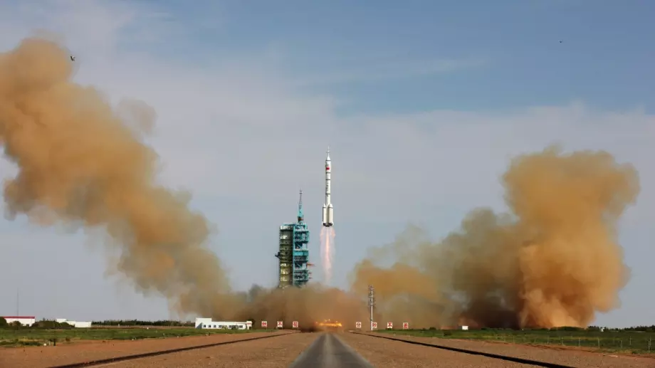 Китайската мисия "Шънчжоу-16" излетя успешно
