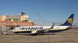 Печалбите на Ryanair се свиват заради спада на паунда 