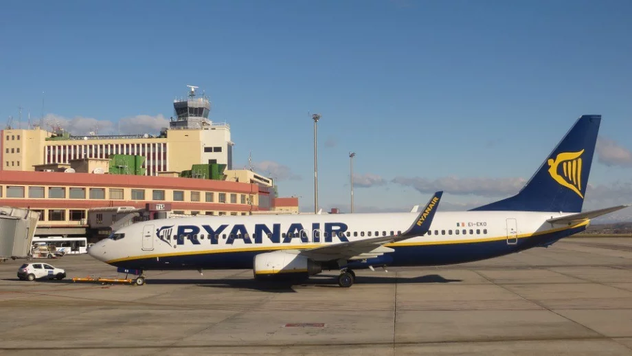 Печалбите на Ryanair се свиват заради спада на паунда 
