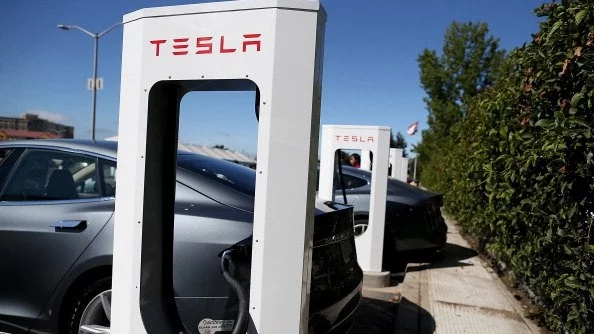 Tesla иска да набере свеж капитал за производството на Model 3