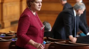 Стоянова: Данъците ще вървят нагоре не като ставка, а като обем