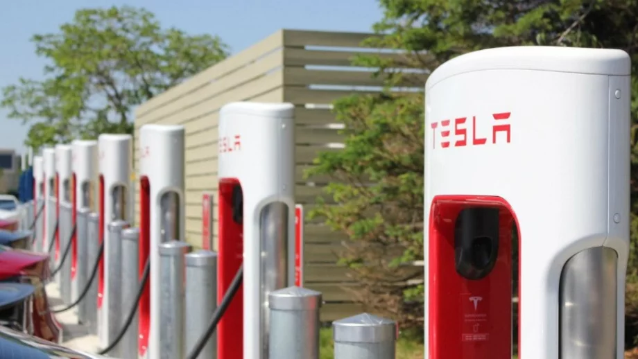 Tesla изтегля 53 000 автомобила заради проблем с ръчната спирачка 