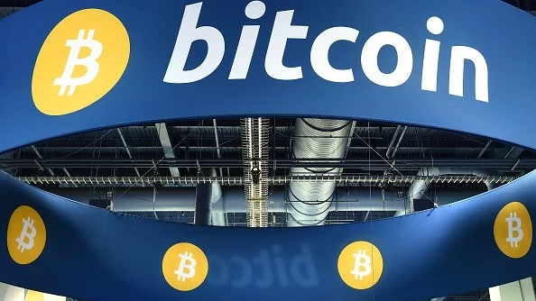 Биткойн започна силно официалното си представяне на борсата