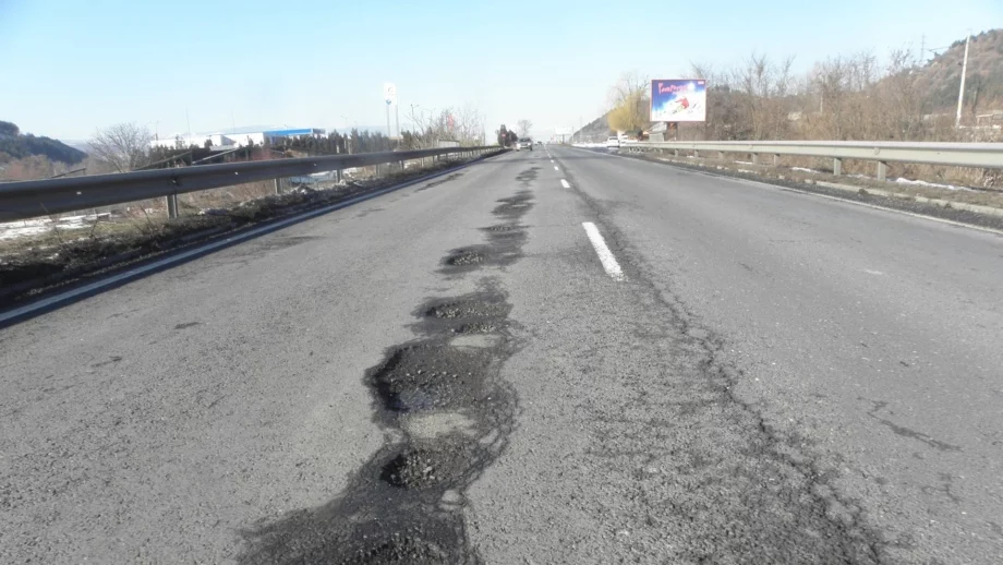 Според ръководството на АПИ медиите нарочно показват само пътищата с дупки