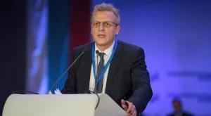 Москов: Даването на пари не означава, че се прави политика