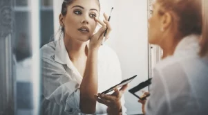 Кафене наема на работа само жени, които не се гримират 
