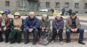 Вдигат всички пенсии през тази и следващата година