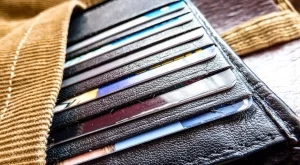 За първи път от кризата насам: Дълговете по кредитните карти в САЩ достигнаха 1 трлн. долара