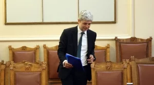 Не можем да забраним вноса на стари коли, каза екоминистърът