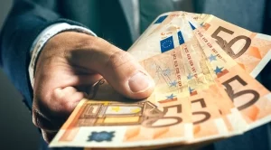 Скок на еврото до 2,5-годишен връх