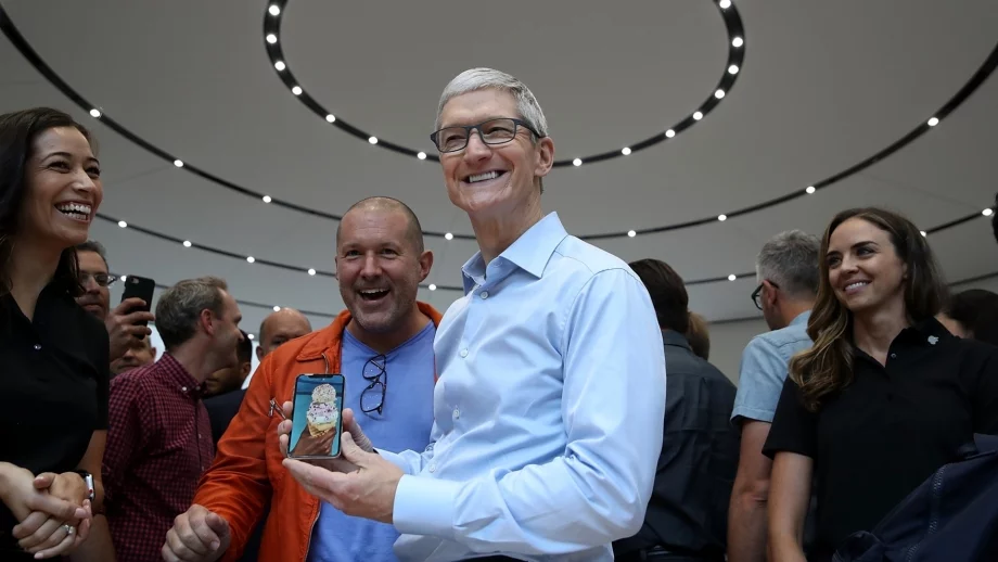 Точно колко пари има шефът на Apple?