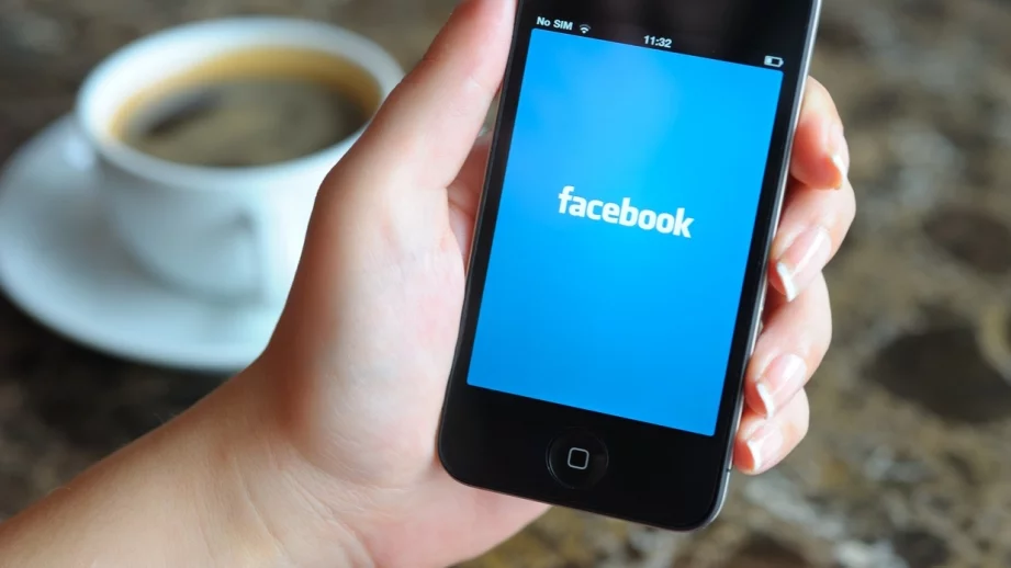 Facebook тества разделяне на News Feed на две 