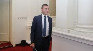 Шофьорите със замърсяващи коли няма да плащат повече