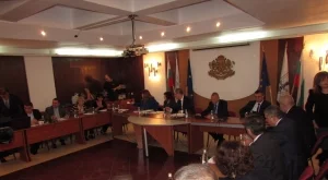 Управляващи и опозиция пак в спор за "синя карта"