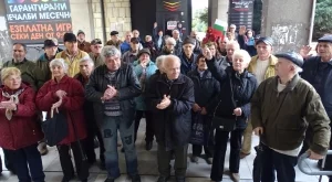 Правителството бави решението за великденските надбавки 