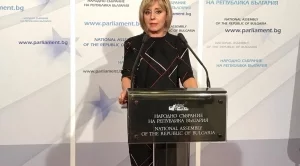Манолова поиска среща с Караянчева за съкратените миньори 