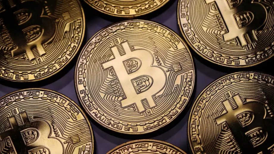 Bitcoin се срина с 30% само за ден