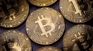 Биткойн се срина под 8000 долара за първи път от ноември насам 