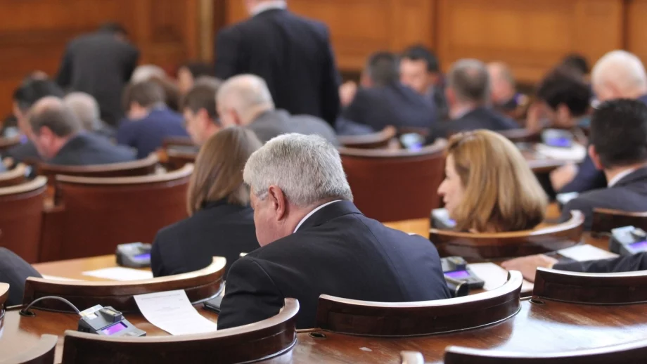 Дори да не ходят на работа, депутатите взимат 1/3 от заплатата си