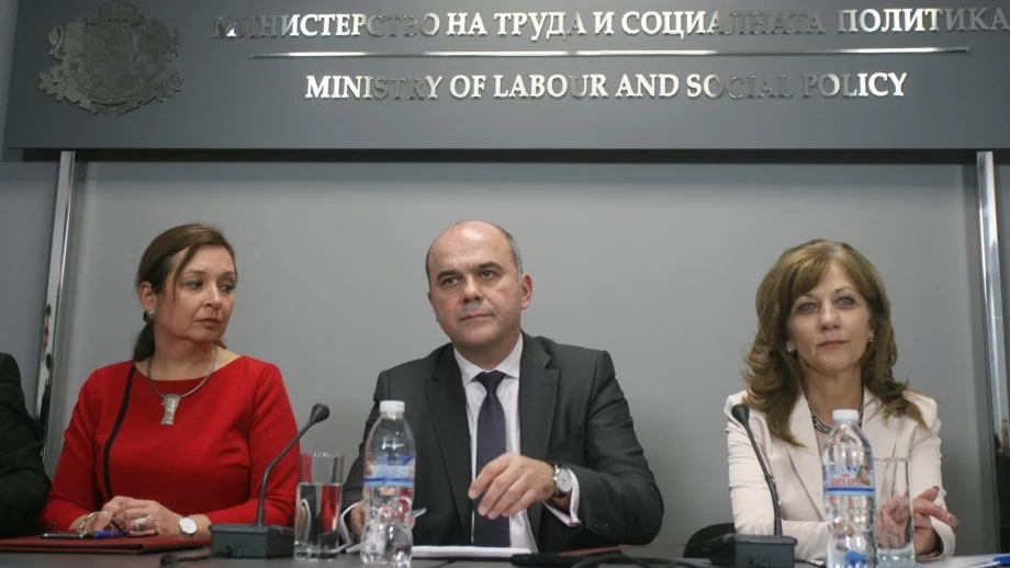Безработицата е на най-ниското си ниво от 2009 г. насам, похвали се Петков
