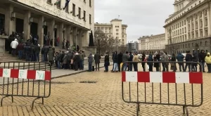 Пред БНБ отново се извиха опашки заради монетата за европредседателството