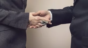 Разследват висш държавен служител за злоупотреби и взимане на подкупи