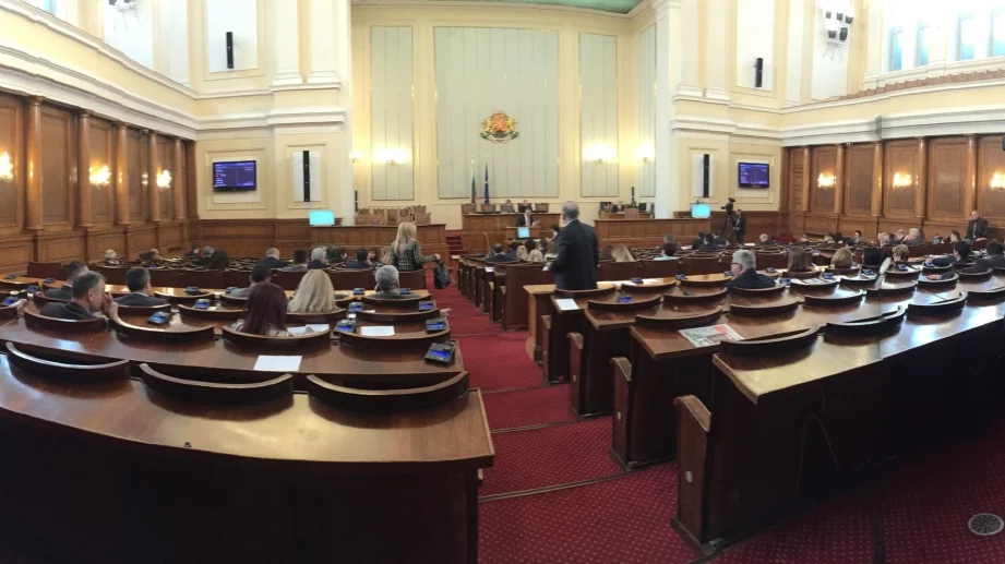 Отложиха гласуването на министерските оставки заради Румен Радев