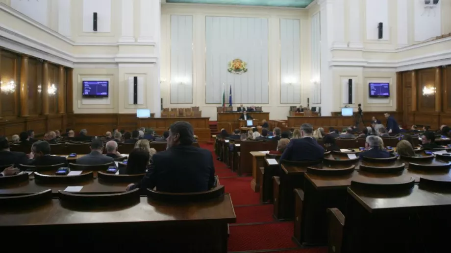 Депутатите отказаха да намалят заплатите си