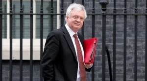 Британският министър, отговарящ за Brexit, подаде оставка 