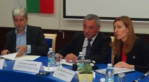 Ангелкова готви продажбата на 20 дка плаж, твърди Симеонов