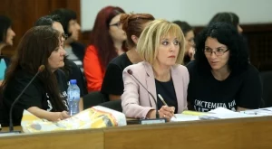 Манолова: Няма законови причини да се бавят плащанията за хора с увреждания