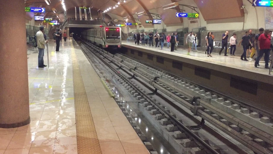 Кога количеството вода в метрото става опасно? (ВИДЕО)
