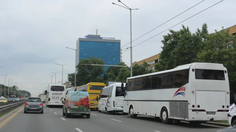 Коланите в автобусите стават задължителни, глобата за неслагащи ще е 50 лв.
