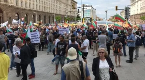 Животновъдите скандираха "Оставка" и гориха вълна пред Министерски съвет