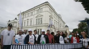 Партия внася в парламента 220 000 подписа срещу приемането на еврото