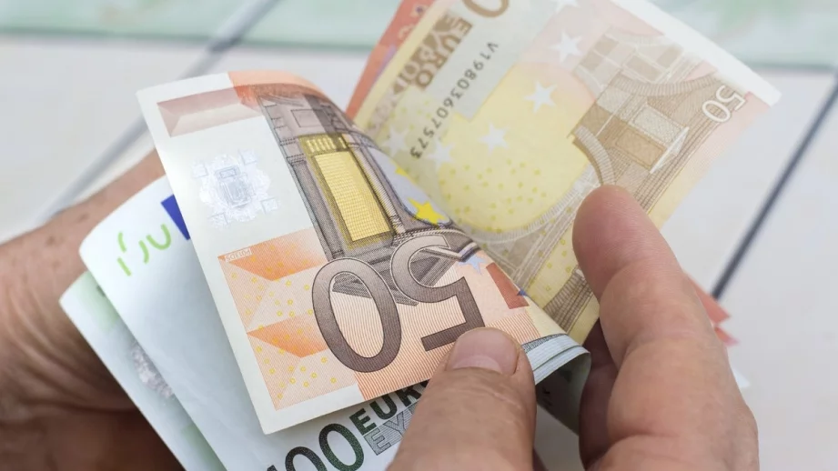 Повече от 300 българи имат сметки с над 1 млн. евро в чужди държави и офшорки