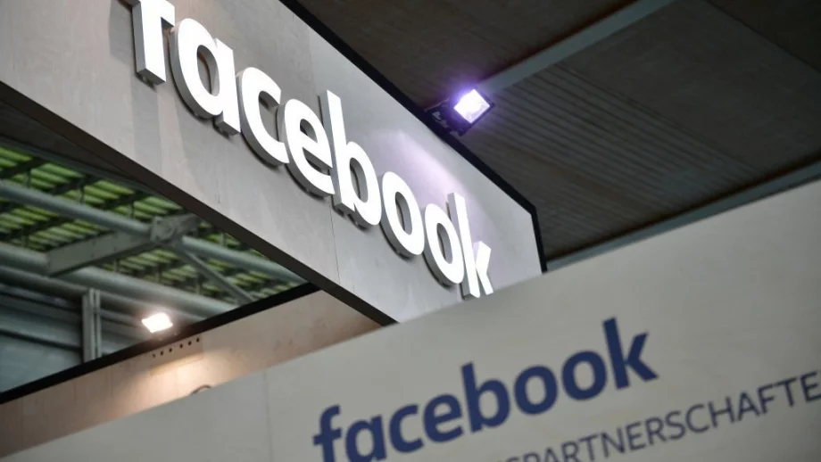 Великобритания глоби Facebook с половин милион паунда