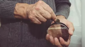 Пенсионерите без коледни добавки към пенсиите през тази година, посочи финансовият министър