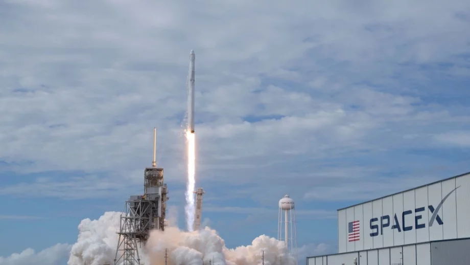 SpaceX праща турист в орбита на Луната