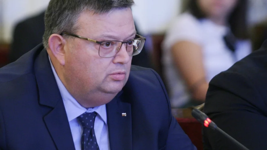 Цацаров поиска имунитетите на Веселин Марешки, Елена Йончева и още четирима