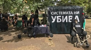 Протестиращите майки отново върнаха лагера си до парламента