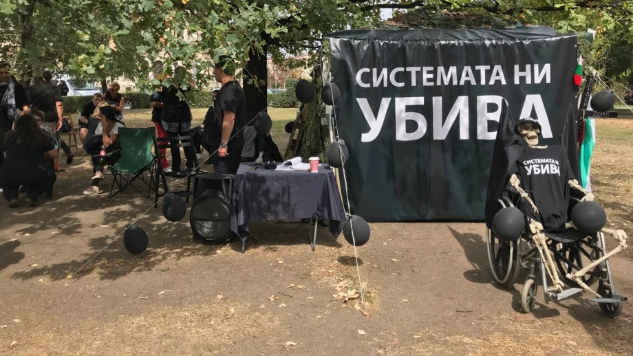 Протестиращите майки отново върнаха лагера си до парламента