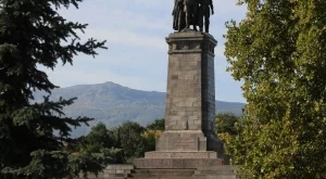 Отново надраскаха Паметника на Съветската армия (Снимки)