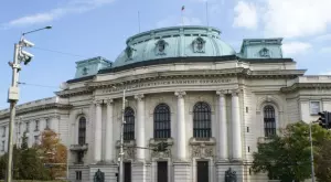 Защо заплатите в Софийския университет са по-малки от учителските?