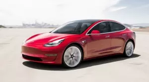 Tesla изтегля близо 128 000 коли заради риск от катастрофи