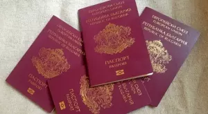 Все повече македонци си вадят български паспорти