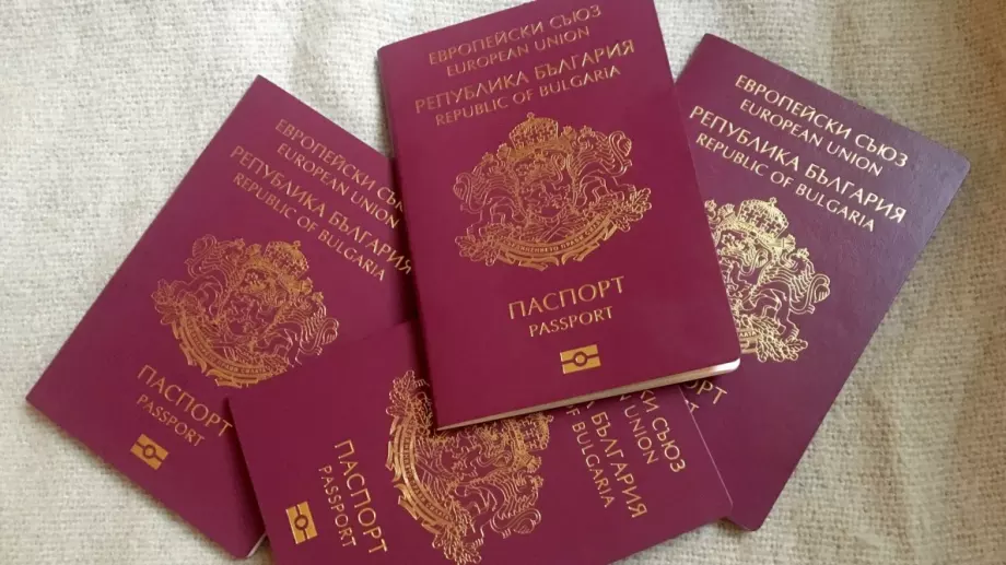 Все повече македонци си вадят български паспорти