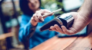 Младите хора у нас искат да плащат с мобилния си телефон