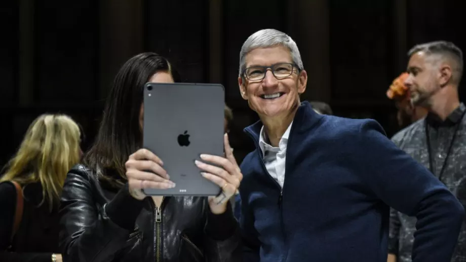 Шефът на Apple спечели над 40 млн. долара, продавайки част от акциите си в компанията