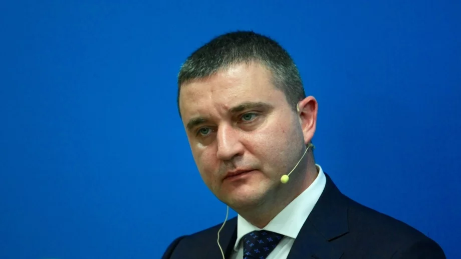 1255 лв. начална заплата за учителите през 2021 г. обеща Горанов